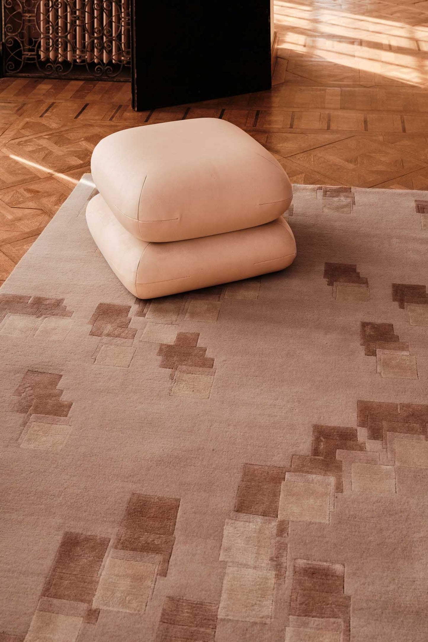 Hand-Tufted Organic Crackle Pattern in Off-White